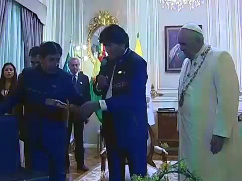 Morales obsequió un Cristo crucificado sobre la hoz y el martillo al Papa Francisco
