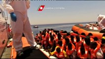 Italia: policía rescata a 823 inmigrantes en varias operaciones