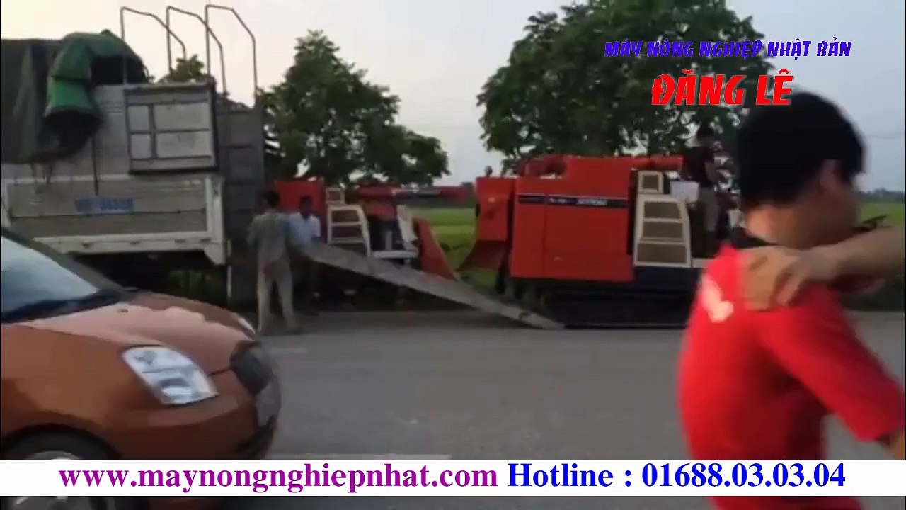 maynongnghiepnhat.com-Xuất Máy gặt Kubota R1-35 đi nghệ an MÁY GẶT Ruộng LÚA THỤT TRŨNG SÌNH LẦY