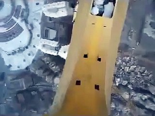رجل فوق هلال برج ساعة مكه