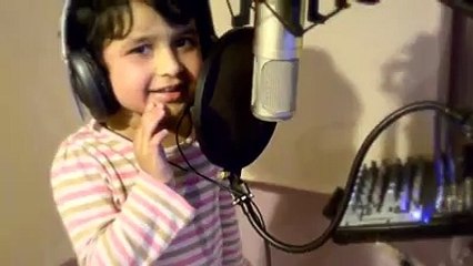 beautifull child singing a song
