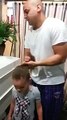 Kızının saçını toplayan komik baba