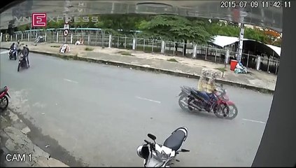 co-gai-dung-than-tho-vi-bi-trom-xe-may-1437361700.mp4