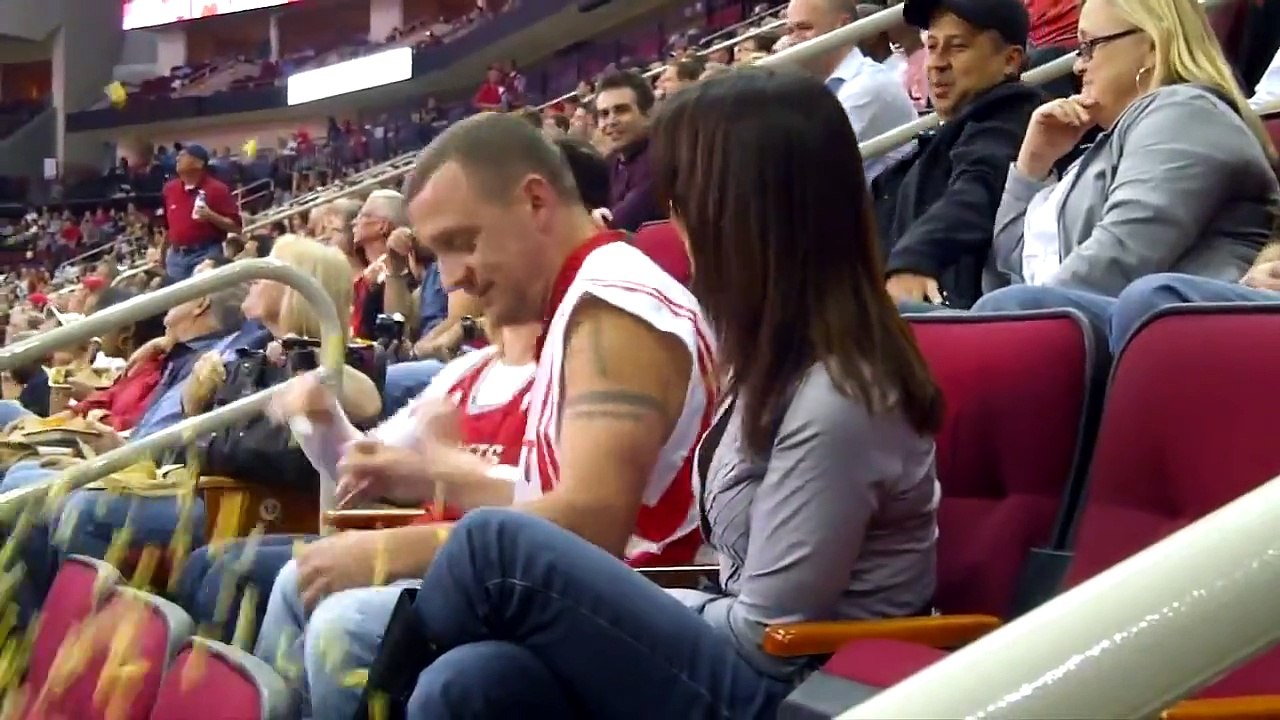 Rockets Clutch Kiss Cam