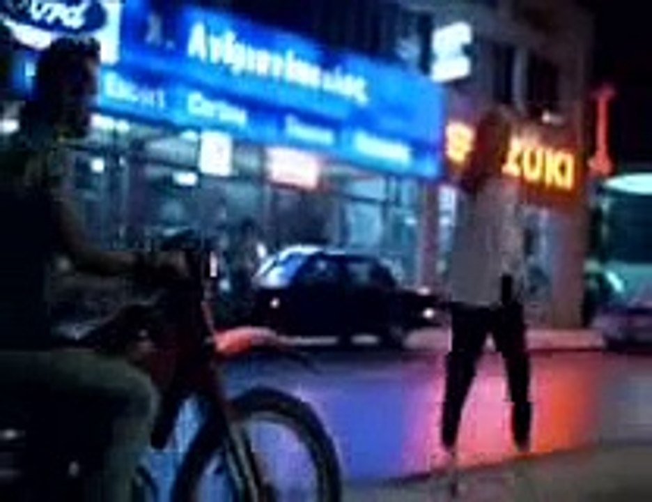 ΑΡΠΑ ΚΟΛΛΑ σκηνή με αναρχικό(καλογεροπουλο)