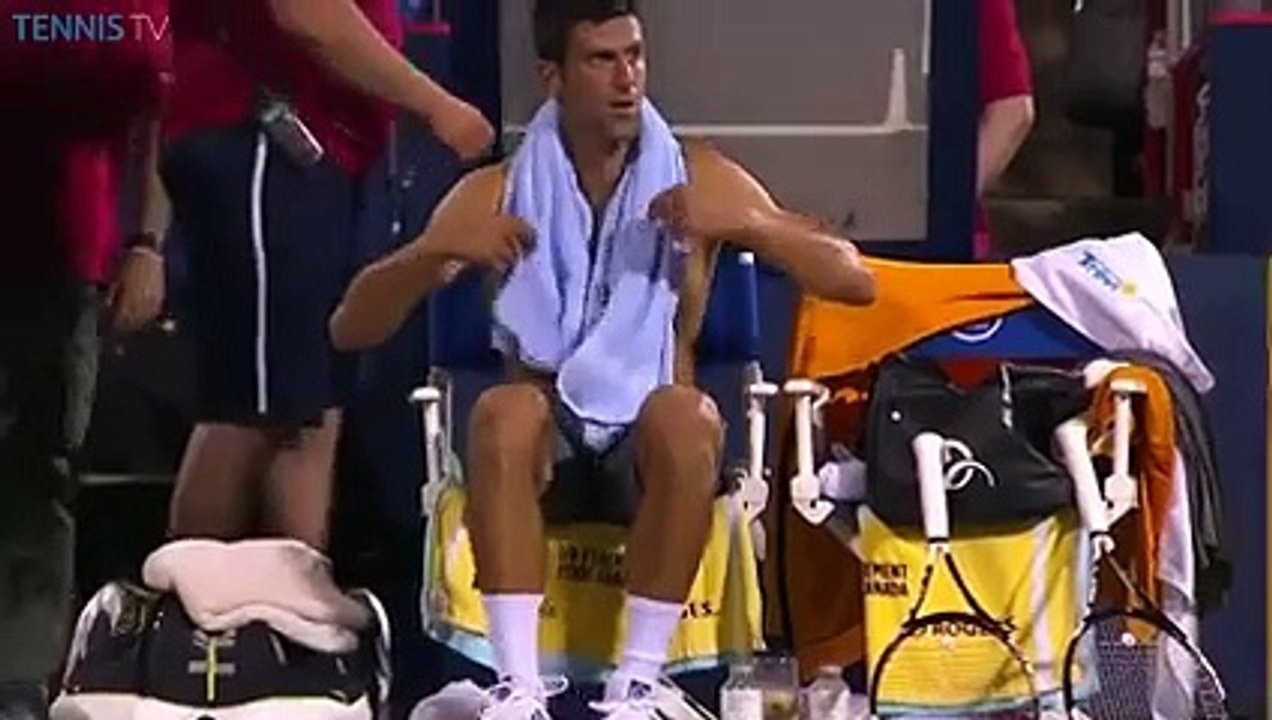 Hành động của Djokovic khiến fan nữ hò reo tán thưởng