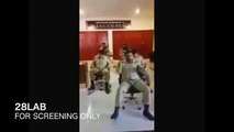 Pakistan army member having fun 何だか楽しそうなパキスタン兵（TCL0123）