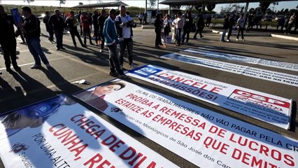 Télécharger la video: Metalúrgicos fazem manifestação contra demissões