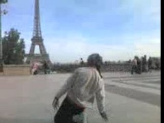 street dancing in trocadéro place