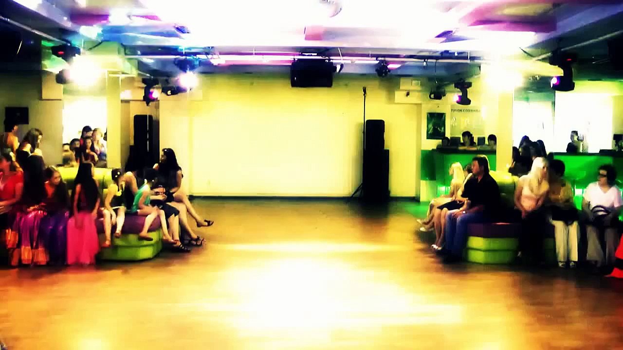 Arabic Belly Dance - This Girl is insane!