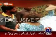 women beat a boy لاہور میں بس اسٹینڈ پرعورت کو اکیلی پانے پر مرد کی عورت سے چھیڑ کھانی، دیکھئے عورت نے کیسے اس مرد کو سبق سیکھایا ویڈیو دیکھئے