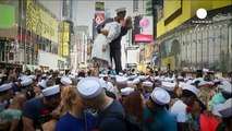 USA: si ripete a Times Square il celebre bacio per la fine della guerra