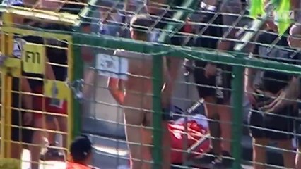 Les ultras du Zaglebie Sosnowiec déshabillent un fan du GKS Katowice