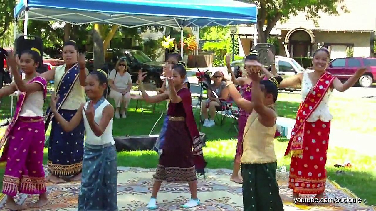 Lao Girls - Salawan Ramwong Dance