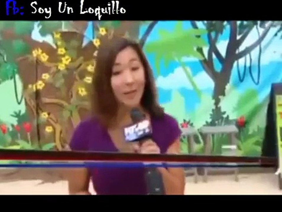 Monito mañoso le agarró los senos a reportera en vivo