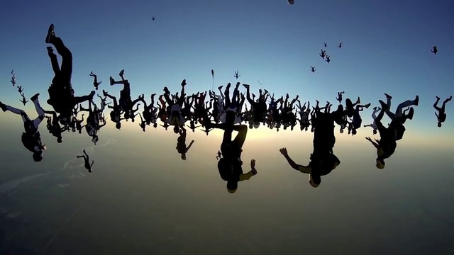 164 parachutistes battent le record du monde de la plus grande formation aérienne !!