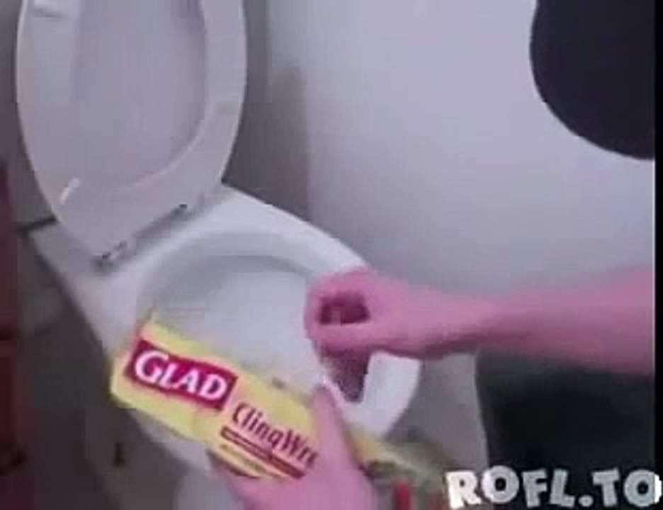 Cubriendo el WC de papel film