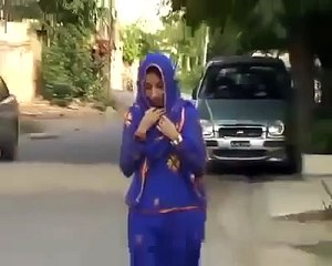You never see brave girl like this before