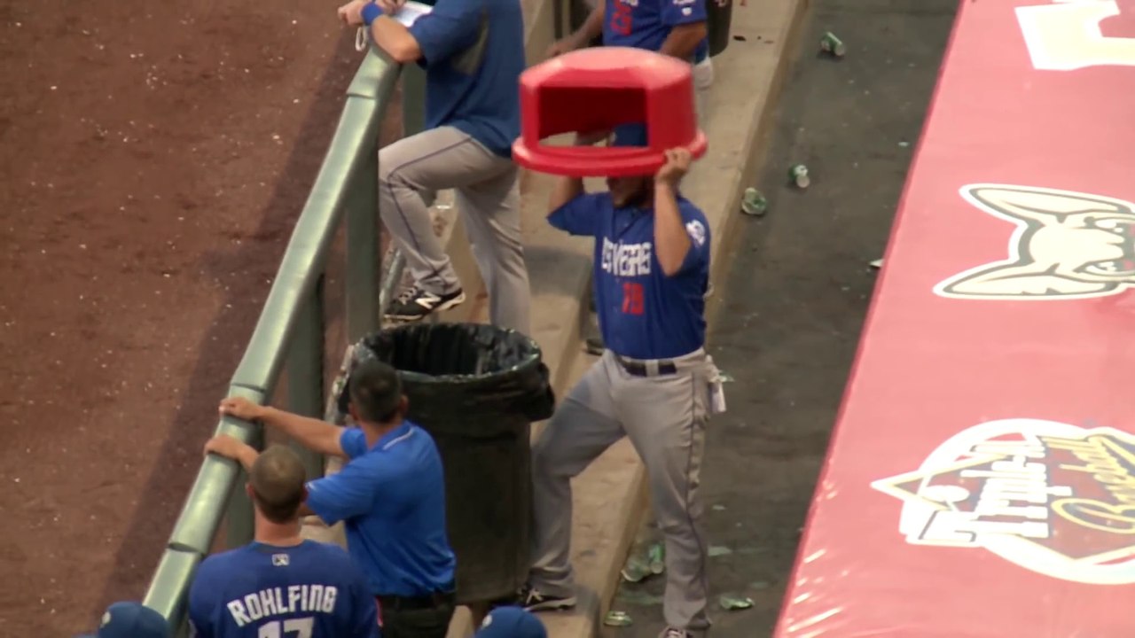 Deux balles de Baseball frappent une poubelle pendant un match !