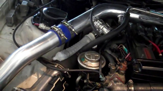 Blague de mécano : un préservatif sur une soupape de moteur... C'est GROS!