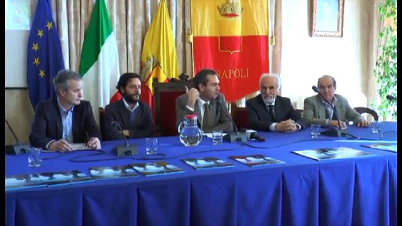 Napoli - De Magistris attacca il premier: "Napoli comune derenzizzato" (13.08.15)