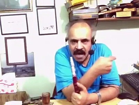 Ce Saoudien en a marre des cheikhs de l'islam,du roi qu'il a insulté copieusement,d'Allah et déchire le coran.