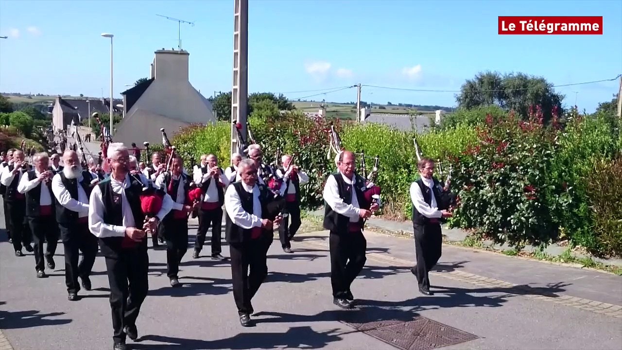 Brélès (29). La foule à la noce bretonne