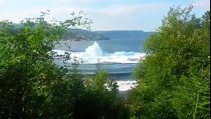 Blue iceberg turn into pieces