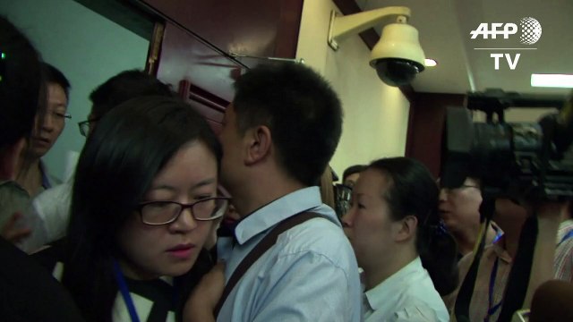 A Tianjin, la colère des proches des pompiers disparus