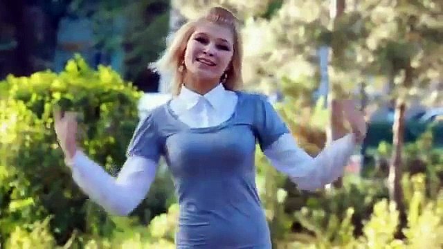 Девушка читает реп про жизнь