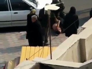 Video herunterladen: صحنه وحشتناک زدن يک جوان در خيابان  تهران 22بهمن (2)