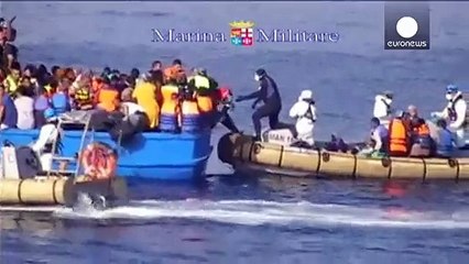 Télécharger la video: Al menos 40 inmigrantes mueren en la bodega de un barco en el Mediterráneo