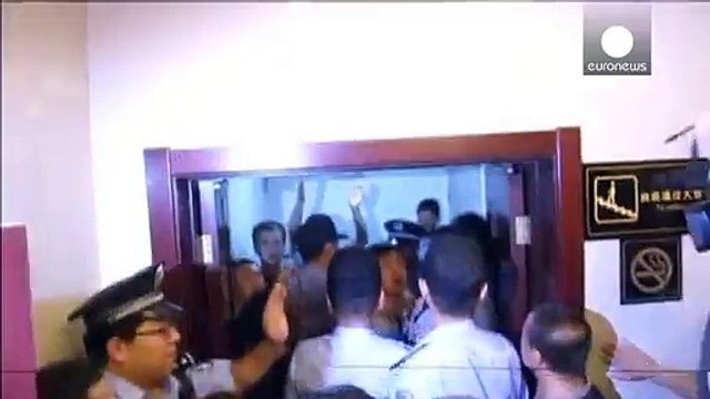 Рідні та друзі не можуть дізнатися долю пожежників, що першими прибули на вибухи у Тяньцзіні