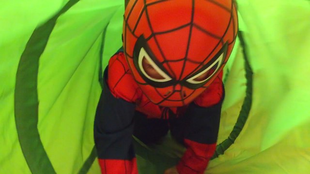 Маленький Мальчик Человек Паук Играется в Магазине IKEA