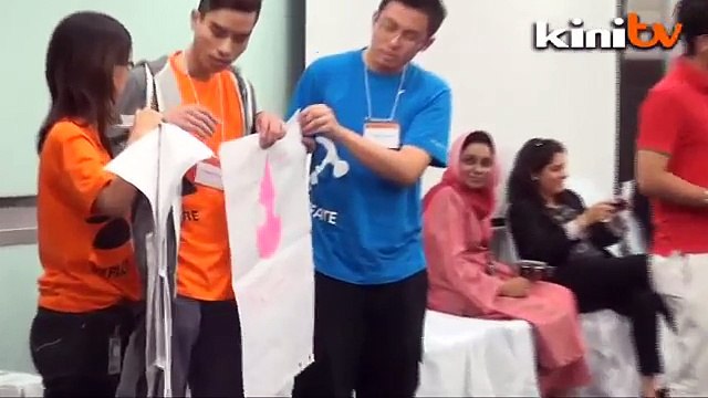 Malaysian youth pitch to Minister at Microsoft HQ