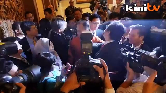 'Go to Hell': Heated exchange after anti-Lynas group passes memo to deputy minister