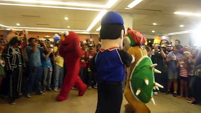 Pelea de botargas Sonic vs Elmo vs Bowser Vs Domino's pizza en Concomics Acapulco