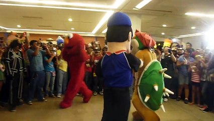 "Pelea" de botargas Sonic vs Elmo vs Bowser Vs Domino's pizza en Concomics Acapulco