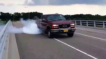 GMC Sierra 6.5 Turbo Diesel burnout on the bridge