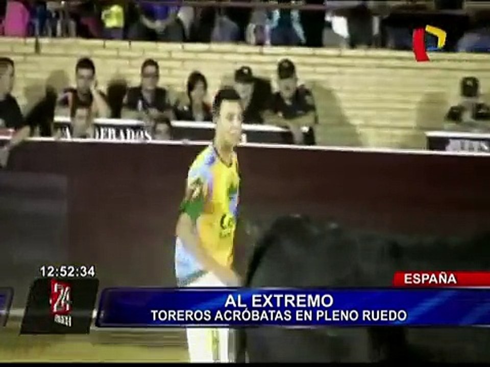 Jóvenes realizan acrobacias extremas desafiando embestidas de un toro