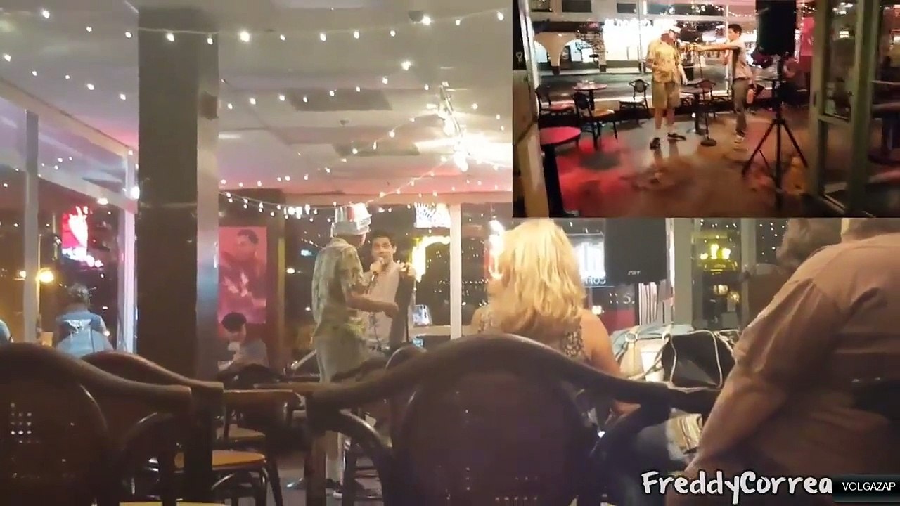 Un comédien calme un rageux avec un bon coup de pied