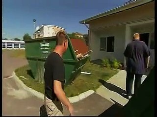 Tobbe mobbar snickare i en annan del av köping