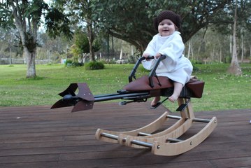 Un papa fabrique un Speeder à bascule pour sa fille
