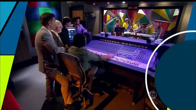 Manuela, vestida de Isabela, e Priscila cantam juntas