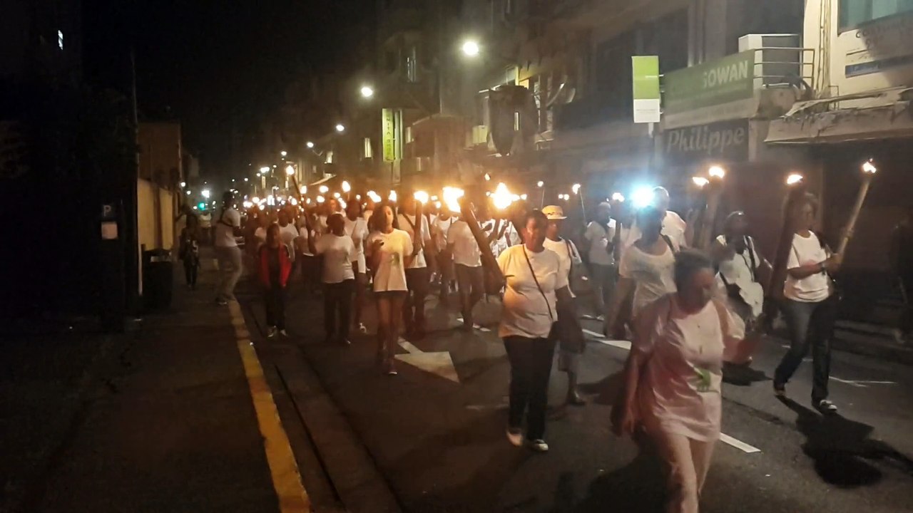 A Fort-de-France marche de l'Association des familles des victimes du crash du 16 Aout 2005