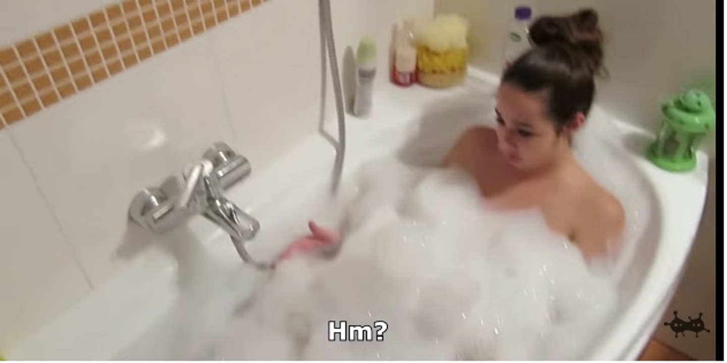 Duştaki Kız Arkadaşına Hayatının En Kötü Şakasını Yapan Adam