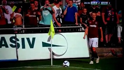 Elle tente de motiver son équipe en enlevant le haut