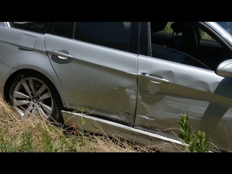 Ladri inseguiti dopo serie di colpi, incidente e fuga a piedi nei campi.