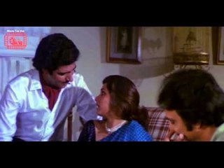 Suresh Oberoi Comes to Dimple Kapadia's House - Aitbaar