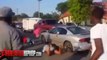 Accident terrible - des gens se font faucher par une voiture alors qu'ils se disputent sur la route